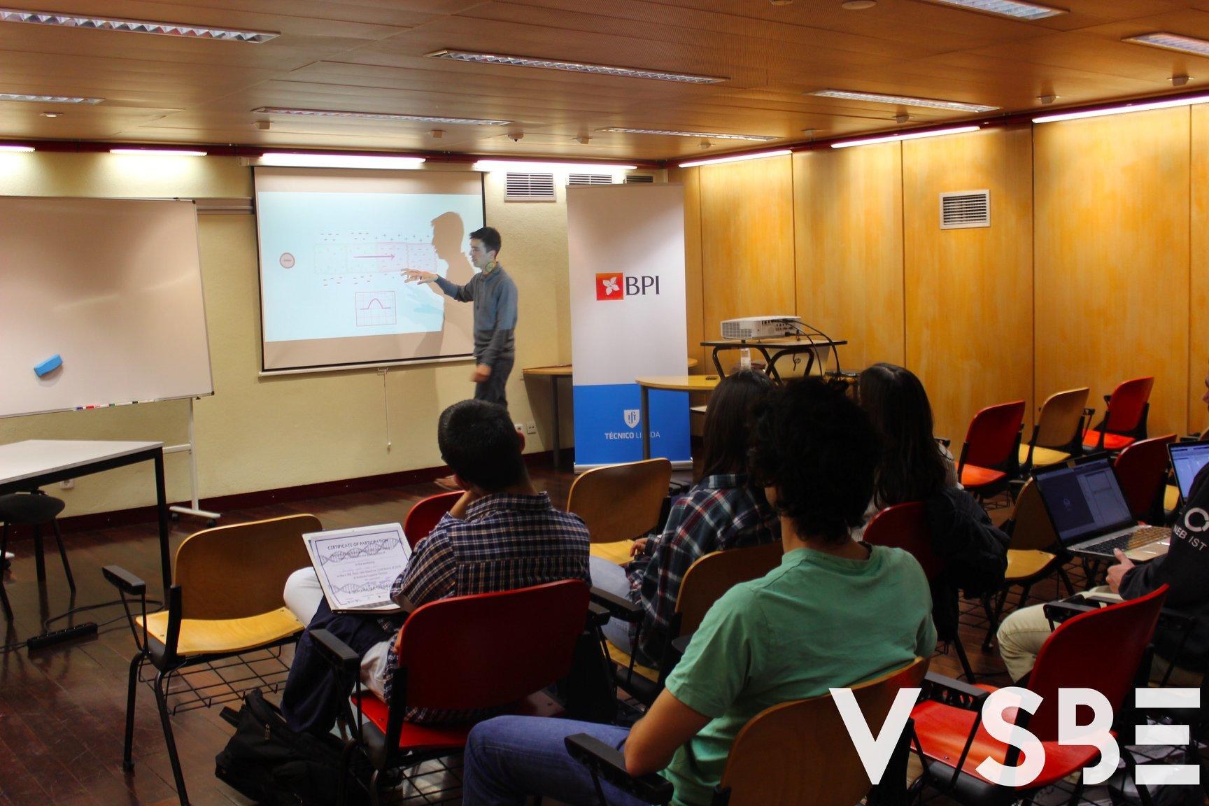 Rafael Correia presenting ECG signal theory at the Bioengineering Week workshop at IST