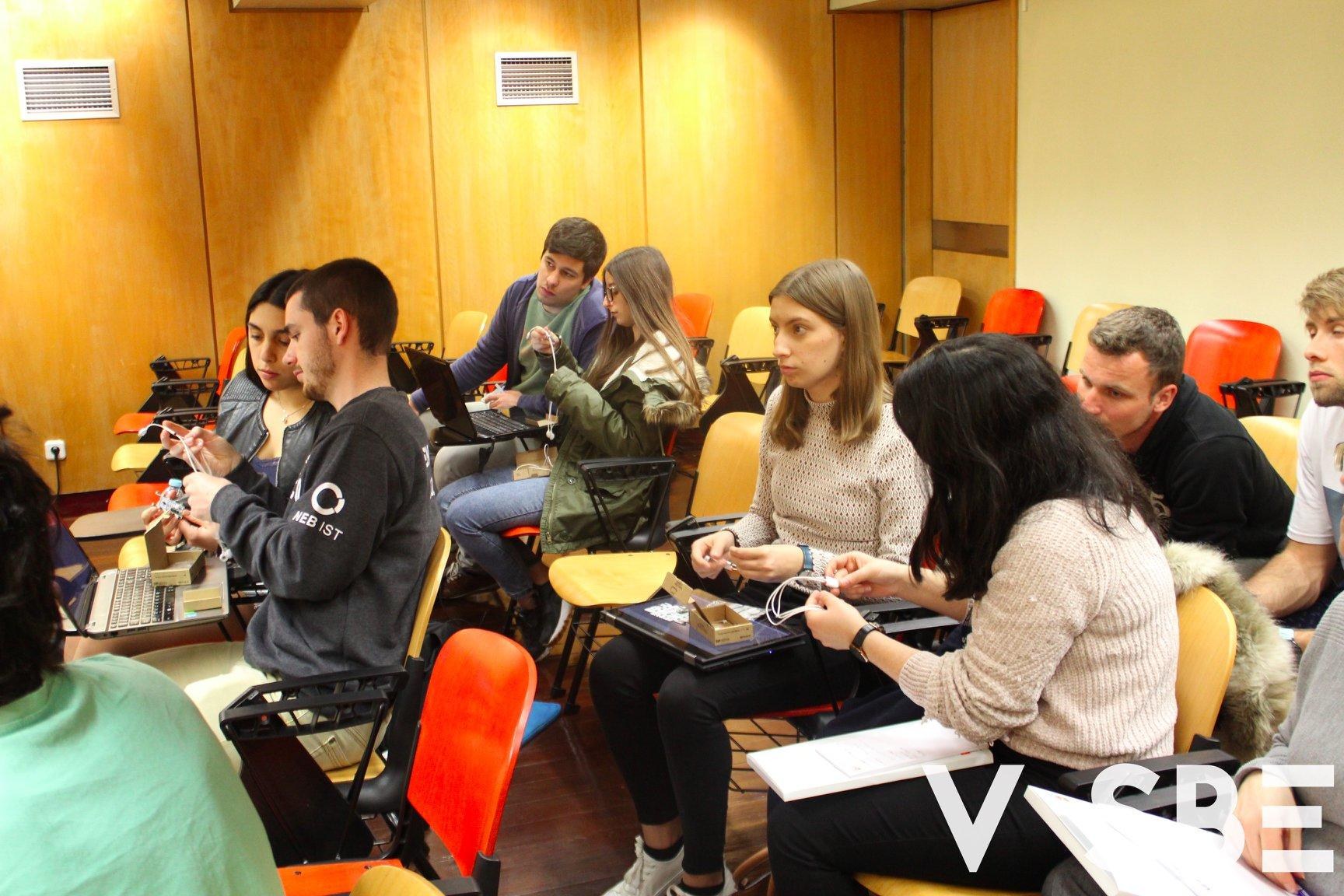 Students working with hardware at the 2019 Bioengineering Week workshop at IST
