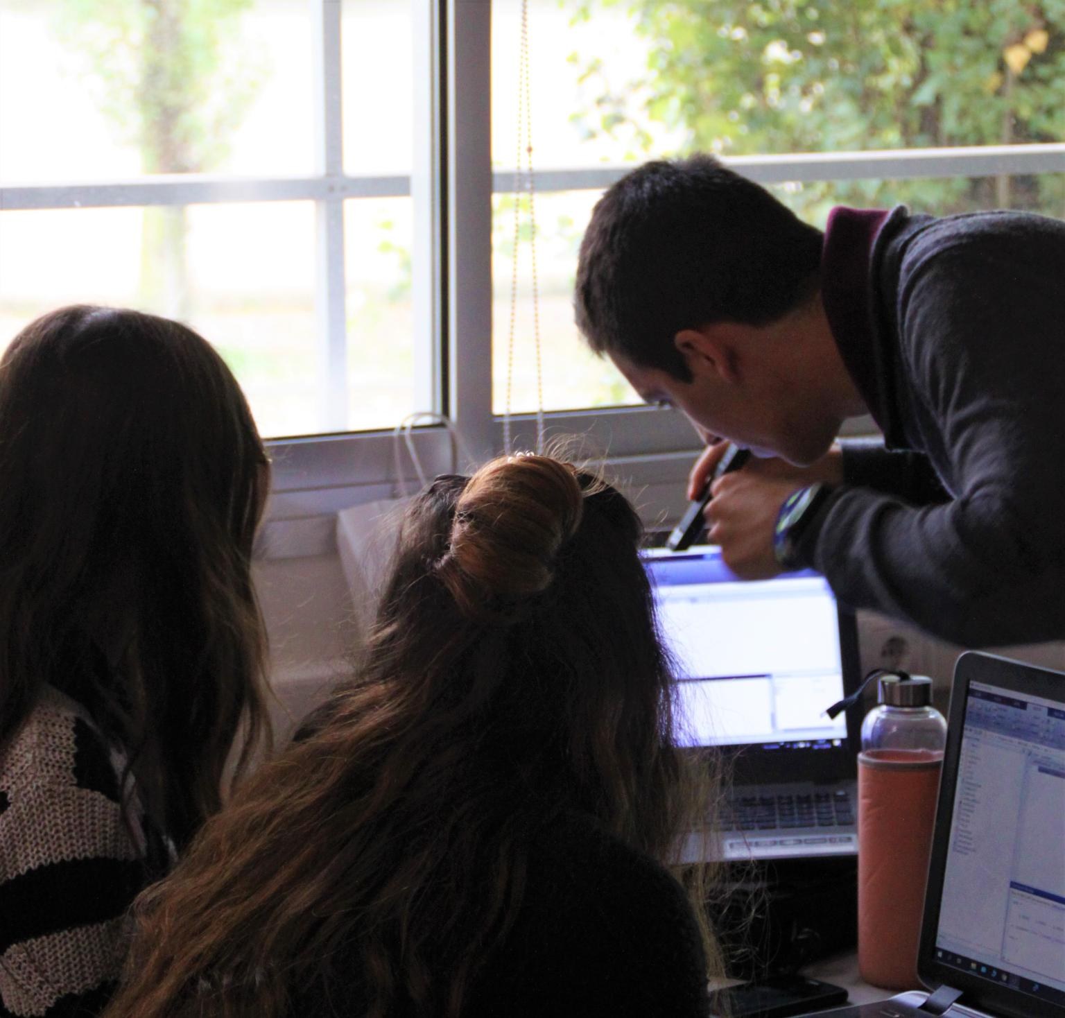 Rafael Correia helping students during the 2020 BiomedEnsina image processing workshop at FCT-NOVA